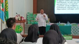 General Manajer KSPPS Kopsim NU Batang, Muhammad Busro memberikan sambutan usai mengukuhkan kepengurusan baru di Gedung PCNU Batang, Kabupaten Batang.