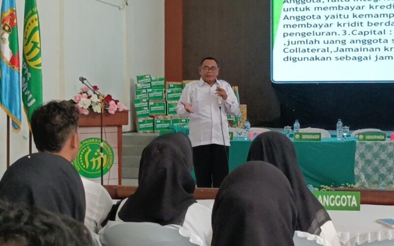 General Manajer KSPPS Kopsim NU Batang, Muhammad Busro memberikan sambutan usai mengukuhkan kepengurusan baru di Gedung PCNU Batang, Kabupaten Batang.