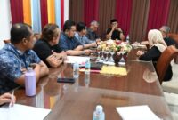 Bupati Aceh Besar, H Muharram Idris Idris pimpin pertemuan lanjutan penyelesain pemilihan Keuchik Lambheu, Kecamatan Darul Imarah di Gedung Dekranasda, Gampong Gani, Kecamatan Ingin Jaya, Aceh Besar, Senin (16/02/2026). FOTO/MC ACEH BESAR