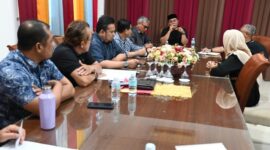 Bupati Aceh Besar, H Muharram Idris Idris pimpin pertemuan lanjutan penyelesain pemilihan Keuchik Lambheu, Kecamatan Darul Imarah di Gedung Dekranasda, Gampong Gani, Kecamatan Ingin Jaya, Aceh Besar, Senin (16/02/2026). FOTO/MC ACEH BESAR