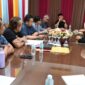 Bupati Aceh Besar, H Muharram Idris Idris pimpin pertemuan lanjutan penyelesain pemilihan Keuchik Lambheu, Kecamatan Darul Imarah di Gedung Dekranasda, Gampong Gani, Kecamatan Ingin Jaya, Aceh Besar, Senin (16/02/2026). FOTO/MC ACEH BESAR