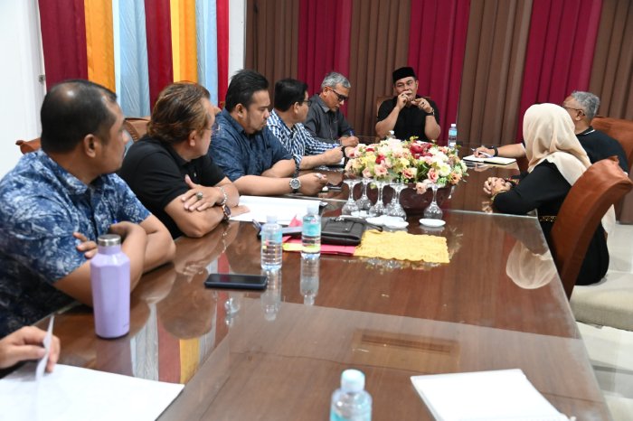 Bupati Aceh Besar, H Muharram Idris Idris pimpin pertemuan lanjutan penyelesain pemilihan Keuchik Lambheu, Kecamatan Darul Imarah di Gedung Dekranasda, Gampong Gani, Kecamatan Ingin Jaya, Aceh Besar, Senin (16/02/2026). FOTO/MC ACEH BESAR