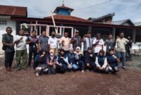 Mahasiswa KKN Unaya Bersama Tokoh Masyarakat Gampong Leu Ue di lokasi Gotong Royong Menasah Gampong Leu Ue, Darul Imarah, Aceh Besar, Minggu, (15/02/2026). FOOTO/MC ACEH BESAR