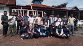 Mahasiswa KKN Unaya Bersama Tokoh Masyarakat Gampong Leu Ue di lokasi Gotong Royong Menasah Gampong Leu Ue, Darul Imarah, Aceh Besar, Minggu, (15/02/2026). FOOTO/MC ACEH BESAR