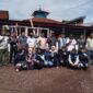 Mahasiswa KKN Unaya Bersama Tokoh Masyarakat Gampong Leu Ue di lokasi Gotong Royong Menasah Gampong Leu Ue, Darul Imarah, Aceh Besar, Minggu, (15/02/2026). FOOTO/MC ACEH BESAR