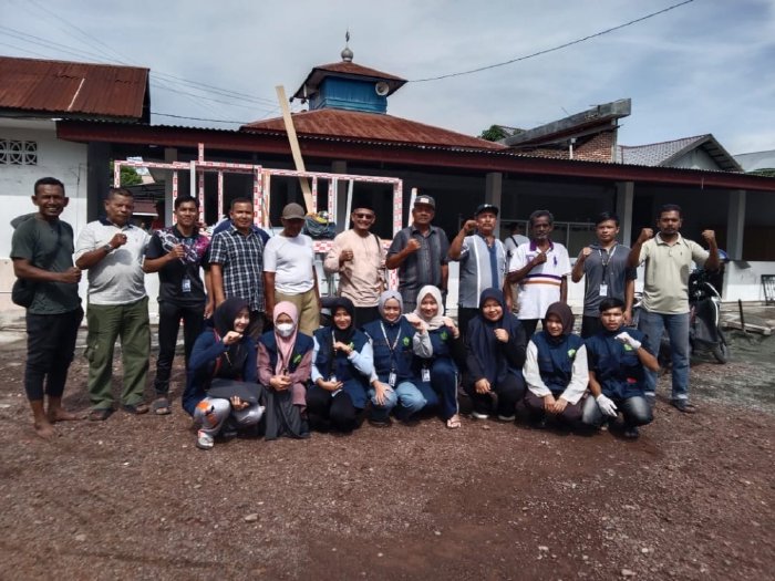Mahasiswa KKN Unaya Bersama Tokoh Masyarakat Gampong Leu Ue di lokasi Gotong Royong Menasah Gampong Leu Ue, Darul Imarah, Aceh Besar, Minggu, (15/02/2026). FOOTO/MC ACEH BESAR