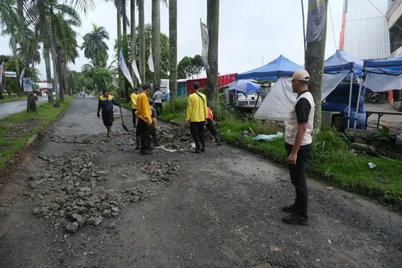 Tim Maung ASRI dan DPUPR Depok Tambal Jalan Rusak Sawangan