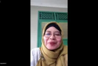 Asisten Pemkesra Setda Kota Depok, Diah Sadiah saat memberikan sambutan pada acara Forum Renja DP3AP2KB melalui Zoom Meeting, Kamis (26/02/26). (Foto: tangkapan layar/ Diskominfo Depok).