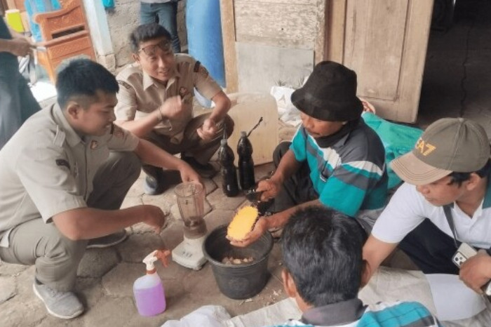Kelompok Tani Desa Luwihaji-Ngraho Praktik Membuat Dekomposer, Langkah Nyata Jaga Kesuburan Tanah 