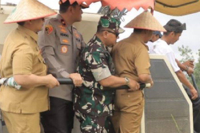 Panen Raya Padi di Kampar Dihadiri Wamentan, HKTI Riau Resmi Dilantik