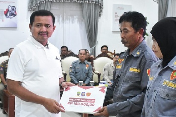 Pemkab Sumedang Berikan Insentif kepada Ribuan Anggota Satlinmas