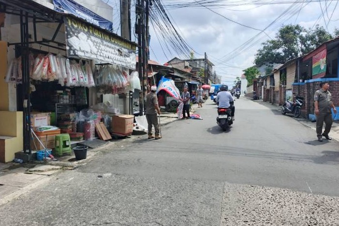Pemkot Tangerang Tertibkan Puluhan Spanduk Liar Di Jalan Wahid Hasyim Dan Taman Asri Lama