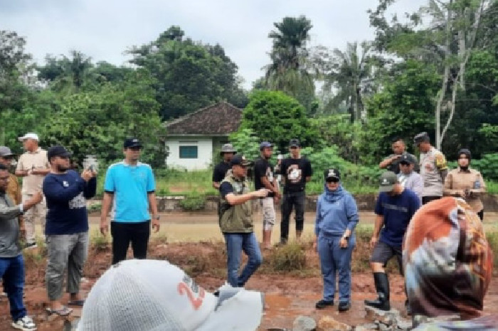 Ruas Jalan Bumi Jawa–Tanjung Kesuma Ditangani Darurat