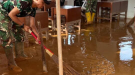 Satgas Kodam Bukit Barisan Bersihkan SDN Bonalumban, Belajar Siswa Normal Lagi