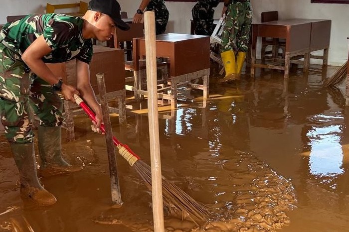 Satgas Kodam Bukit Barisan Bersihkan SDN Bonalumban, Belajar Siswa Normal Lagi