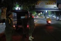 Petugas Satpol PP Kota Tangerang patroli keamanan malam di wilayah Kecamatan Tangerang.

Read more at: https://www.tangerangkota.go.id/berita/detail/62181/antisipasi-gangguan-kamtibmas-aktivitas-sahur-on-the-road-hingga-petasan-dilarang-di-kota-tangerang?isv=share_link

Download aplikasi TangerangLive : https://tlive.tangerangkota.go.id/api/link