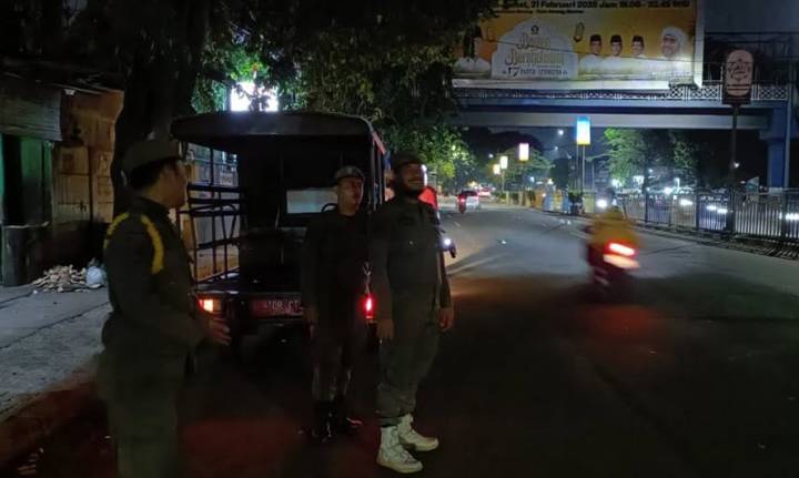 Petugas Satpol PP Kota Tangerang patroli keamanan malam di wilayah Kecamatan Tangerang.

Read more at: https://www.tangerangkota.go.id/berita/detail/62181/antisipasi-gangguan-kamtibmas-aktivitas-sahur-on-the-road-hingga-petasan-dilarang-di-kota-tangerang?isv=share_link

Download aplikasi TangerangLive : https://tlive.tangerangkota.go.id/api/link