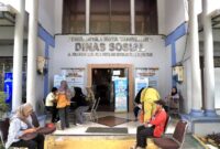 Kepadatan masyarakat mengantre dan mengurus reaktivasi PBI-JKN di kantor Dinas Sosial Kota Tangerang, Kec. Neglasari, Kota Tangerang, Provinsi Banten, Selasa (10/2/26). (Sumber : Diskominfo Kota Tangerang) (ALWAN ARDIANSYAH)