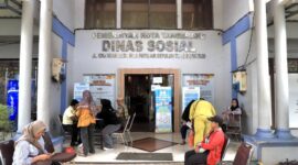 Kepadatan masyarakat mengantre dan mengurus reaktivasi PBI-JKN di kantor Dinas Sosial Kota Tangerang, Kec. Neglasari, Kota Tangerang, Provinsi Banten, Selasa (10/2/26). (Sumber : Diskominfo Kota Tangerang) (ALWAN ARDIANSYAH)