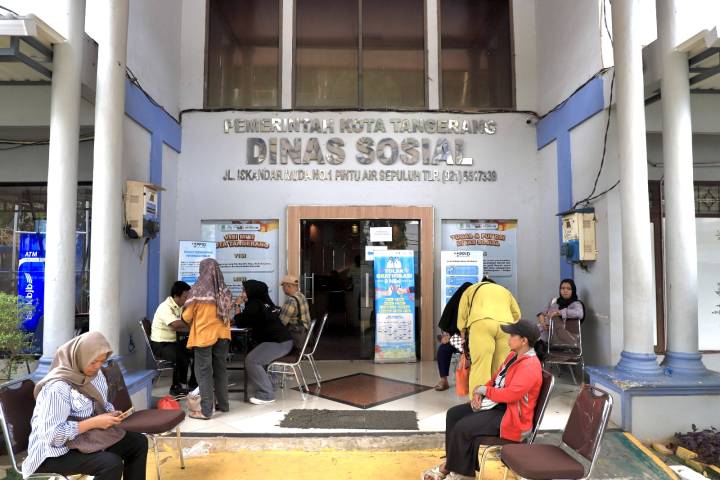 Kepadatan masyarakat mengantre dan mengurus reaktivasi PBI-JKN di kantor Dinas Sosial Kota Tangerang, Kec. Neglasari, Kota Tangerang, Provinsi Banten, Selasa (10/2/26). (Sumber : Diskominfo Kota Tangerang) (ALWAN ARDIANSYAH)