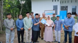 Wabup Aceh Besar Serahkan Rumah Tahan Gempa untuk Dhuafa