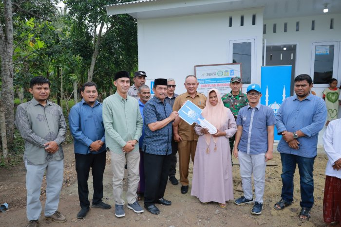 Wabup Aceh Besar Serahkan Rumah Tahan Gempa untuk Dhuafa