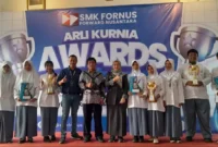 Penyerahan penghargaan Business Competition Arli Kurnia Award di SMK Fornus, Kecamatan Tapos, Kota Depok, Jumat (13/02/26). (Foto : SMK Fornus).