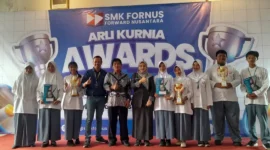 Penyerahan penghargaan Business Competition Arli Kurnia Award di SMK Fornus, Kecamatan Tapos, Kota Depok, Jumat (13/02/26). (Foto : SMK Fornus).
