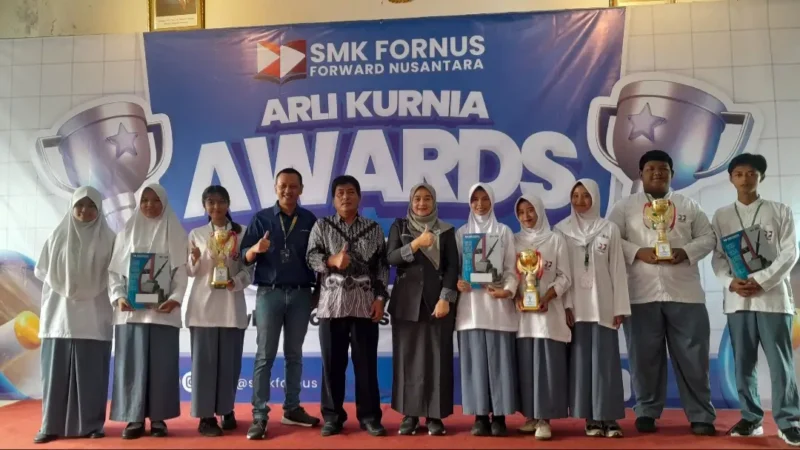 Penyerahan penghargaan Business Competition Arli Kurnia Award di SMK Fornus, Kecamatan Tapos, Kota Depok, Jumat (13/02/26). (Foto : SMK Fornus).