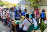 Puluhan warga rela mengantre panjang dalam Gerakan Pangan Murah di halaman Dispaperta Batang, Kabupaten Batang.