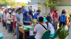 Puluhan warga rela mengantre panjang dalam Gerakan Pangan Murah di halaman Dispaperta Batang, Kabupaten Batang.