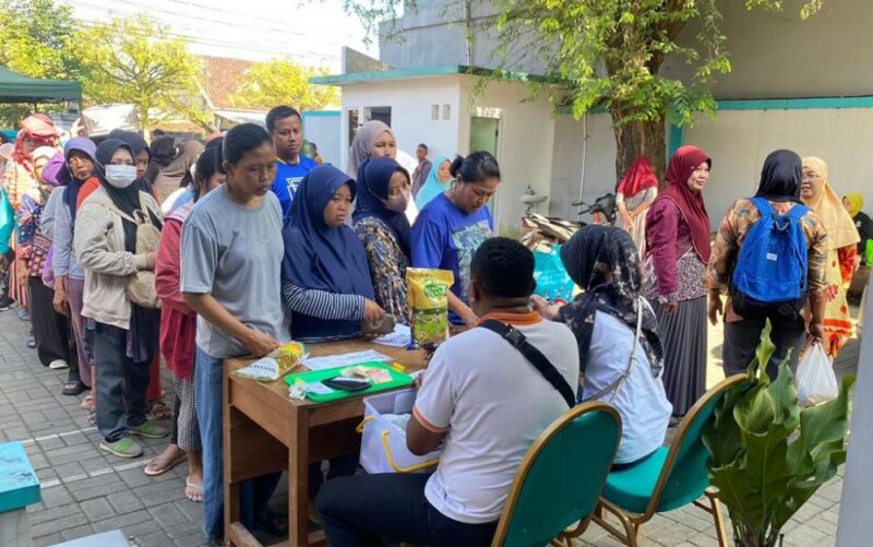 Puluhan warga rela mengantre panjang dalam Gerakan Pangan Murah di halaman Dispaperta Batang, Kabupaten Batang.