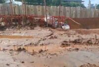 Lumpur pasca banjir di kawasan Permata Buana, Kembangan Utara