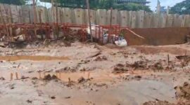 Lumpur pasca banjir di kawasan Permata Buana, Kembangan Utara