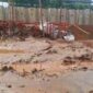 Lumpur pasca banjir di kawasan Permata Buana, Kembangan Utara