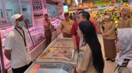 Sudis Nakertransgi Jakbar melakukan sidak THR di salah satu pusat perbelanjaan kawasan Kembangan.