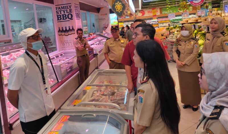 Sudis Nakertransgi Jakbar melakukan sidak THR di salah satu pusat perbelanjaan kawasan Kembangan.
