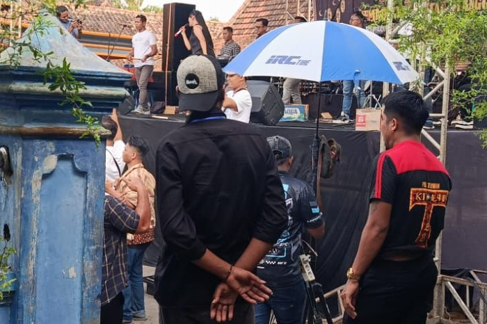 Babinsa, Dan Bhabinkamtibmas Amankan Hiburan  Orkes Melayu 51 Dalam Acara Halal Bi Halal Dan Temu Kangen Anak Rantau  