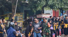Babinsa dan Bhabinkamtibmas Amankan Bagi Takjil PSHW-TM Belotan