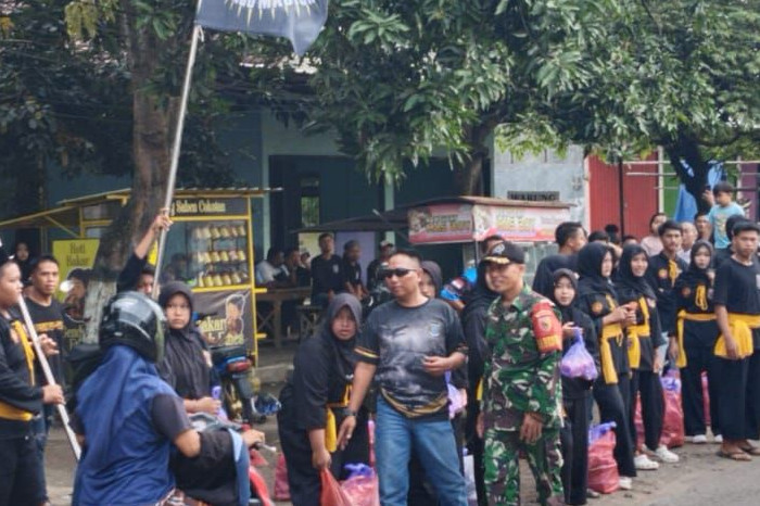 Babinsa dan Bhabinkamtibmas Amankan Bagi Takjil PSHW-TM Belotan
