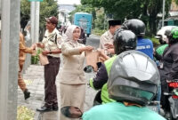 Kecamatan Taman Sari Bagikan 150 Takjil untuk Pengguna Jalan