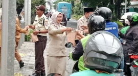 Kecamatan Taman Sari Bagikan 150 Takjil untuk Pengguna Jalan