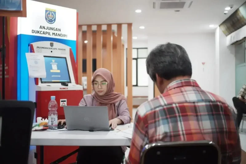 Pelayanan kepada masyarakat di Mal Pelayan Publik (MPP) Depok. (Foto: Diskominfo Depok/ Ilustrasi)