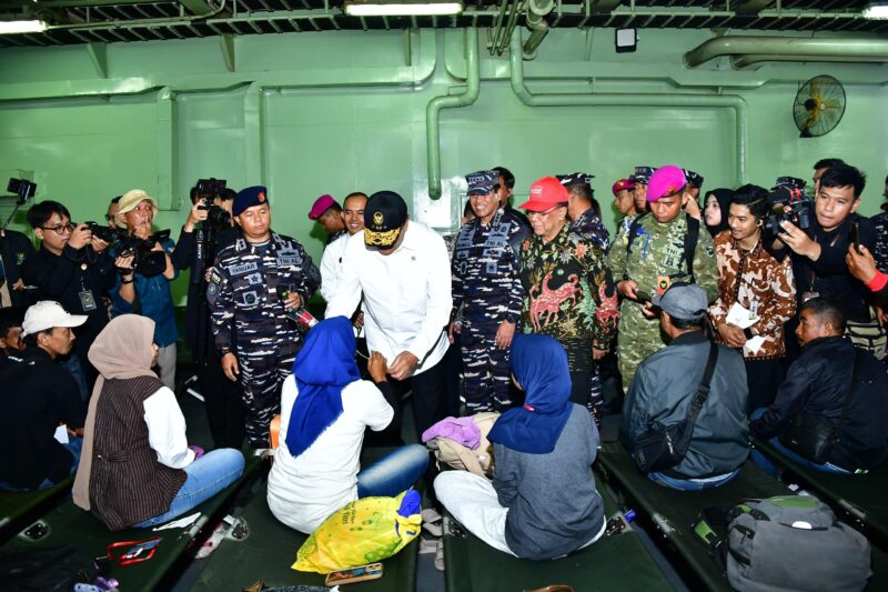 Menko Polkam, BAZNAS RI dan TNI AL Berangkatkan 1.448 Pemudik Naik Kapal Perang (Dok. BAZNAS RI/Humas)
