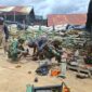 Prajurit TNI Satgas Yonif 408/Sbh membantu seorang warga memperbaiki mesin senso (chainsaw) yang menjadi alat utama untuk bekerja di Kampung Tumbupur, Distrik Kuyawage, Kabupaten Lanny Jaya, Senin (16/3/2026).