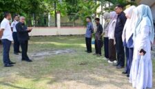 Asisten I Setdakab Aceh Besar, Farhan AP melakukan inspeksi mendadak (sidak) di Kantor Kecamatan Peukan Bada, Kamis (26/3/2026). FOTO/MC ACEH BESAR