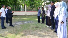 Asisten I Setdakab Aceh Besar, Farhan AP melakukan inspeksi mendadak (sidak) di Kantor Kecamatan Peukan Bada, Kamis (26/3/2026). FOTO/MC ACEH BESAR