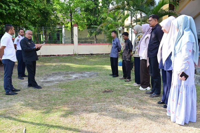 Asisten I Setdakab Aceh Besar, Farhan AP melakukan inspeksi mendadak (sidak) di Kantor Kecamatan Peukan Bada, Kamis (26/3/2026). FOTO/MC ACEH BESAR