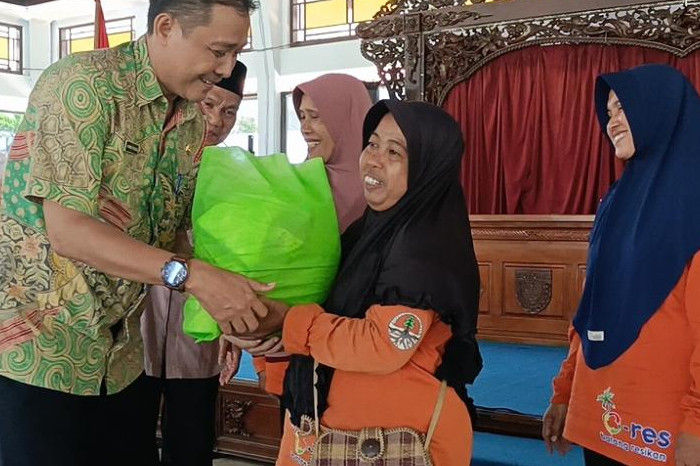 Baznas Batang Salurkan Ribuan Paket Sembako untuk Para Mustahik